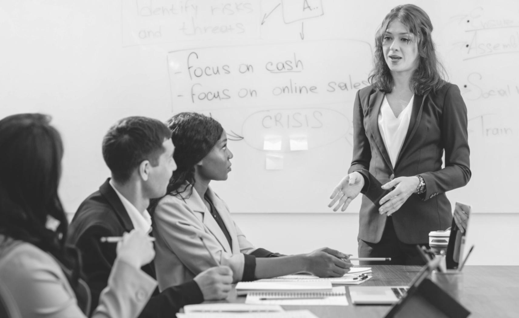 Profesionales analizando datos financieros en sesión de trabajo colaborativo