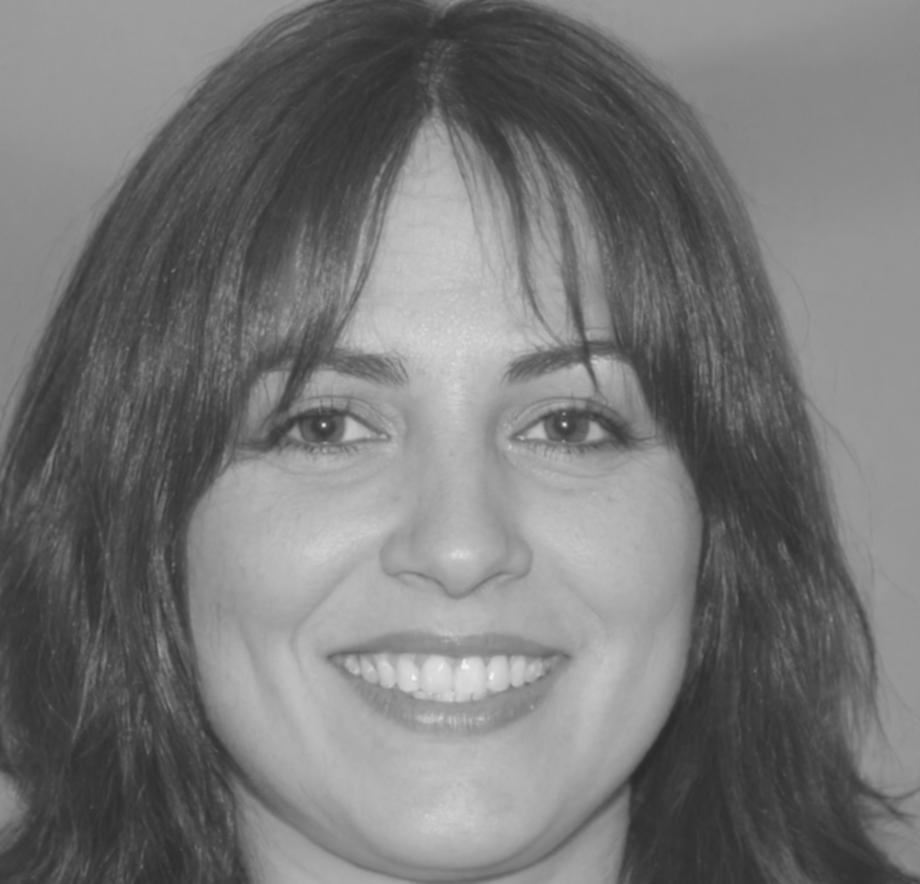 Retrato de Carmela Villareal, directora financiera satisfecha con los servicios de análisis estadístico