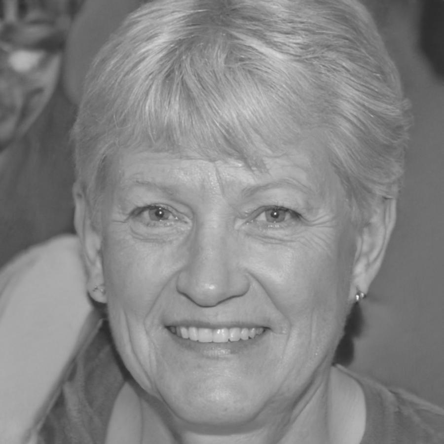 Retrato profesional de Esperanza Montilla, especialista en análisis estadístico empresarial