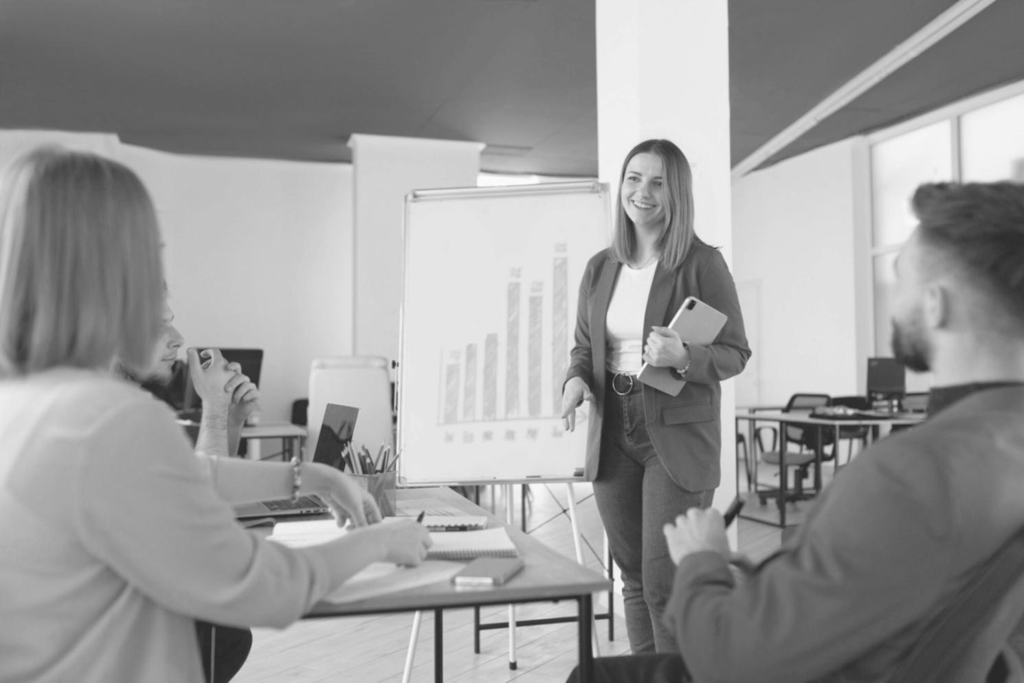 Profesionales analizando estrategias financieras en reunión de trabajo